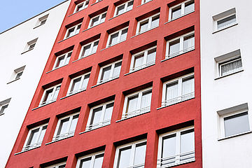 Einbau neuer Fenster mit Absturzsicherung in einem Hamburger Wohnhaus